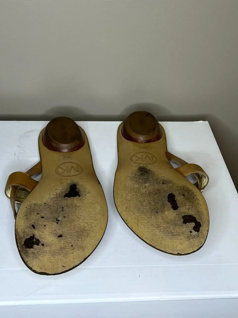 Michael Kors Tan Leather Thong Sandals Gold Logo Flat Sandals Women's 8